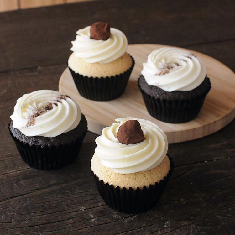 Buy 2 Get 2 Free Cupcake Set by Plain Vanilla @ ION - BDAY SALE - Chope