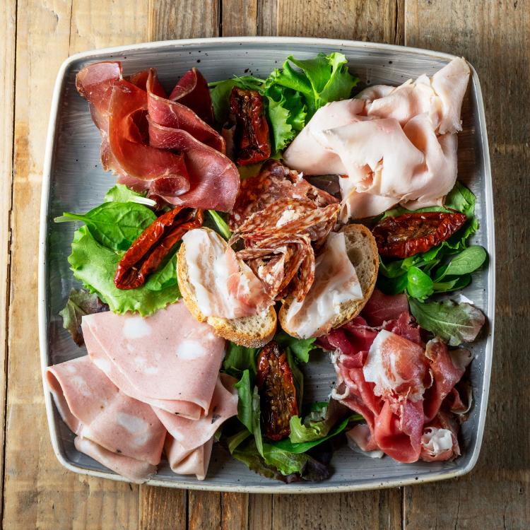 The Mast' of Mozzarella & CO.